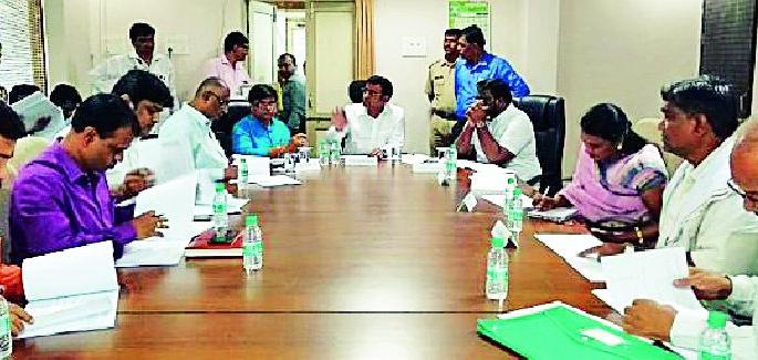 The Guardian Minister rebuked the supply department officials | पुरवठा विभागाच्या अधिकाऱ्यांना पालकमंत्र्यांनी फटकारले The Guardian Minister rebuked the supply department officials | पुरवठा विभागाच्या अधिकाऱ्यांना पालकमंत्र्यांनी फटकारले
