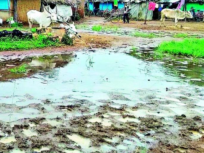 50 houses in Fulchur surrounded by mud | फुलचूर येथील 50 घरांना चिखलाचा वेढा 50 houses in Fulchur surrounded by mud | फुलचूर येथील 50 घरांना चिखलाचा वेढा