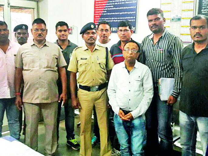 The arrest of the brokers who made an immediate ticket | तत्काळ तिकीट बनविणाऱ्या दलालास अटक The arrest of the brokers who made an immediate ticket | तत्काळ तिकीट बनविणाऱ्या दलालास अटक