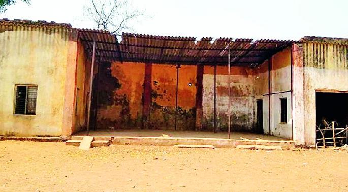 Morgaon school building is in jeopardy | मोरगावची शाळा इमारत जीर्णावस्थेत Morgaon school building is in jeopardy | मोरगावची शाळा इमारत जीर्णावस्थेत