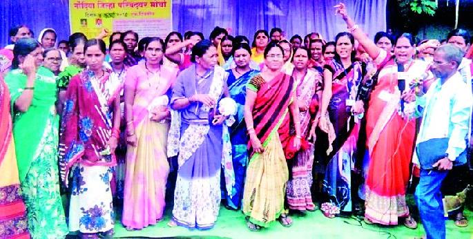 Give cooked women a 12-month salary | स्वयंपाकी महिलांना १२ महिन्यांचे वेतन द्या Give cooked women a 12-month salary | स्वयंपाकी महिलांना १२ महिन्यांचे वेतन द्या