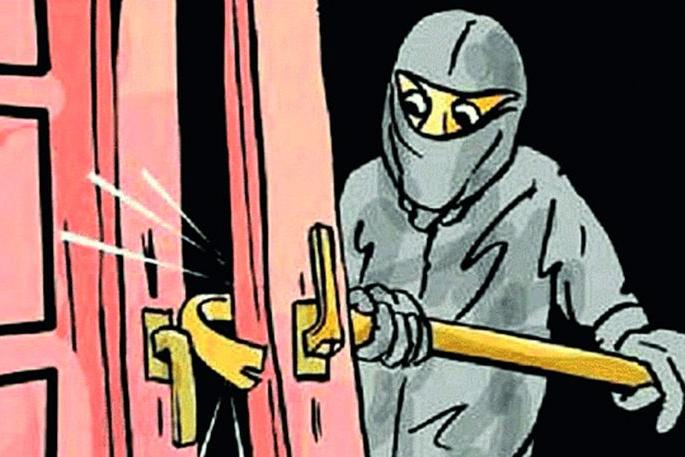 The robbers stole goods worth Rs 7 lakh | दरोडेखोरांनी केला सात लाखांचा माल लंपास