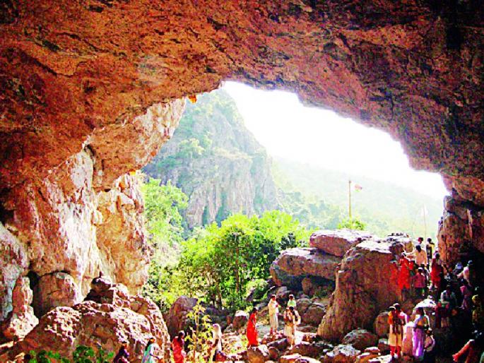 Only 10 toilets facility for lakhs of devotees | लाखो भाविकांसाठी केवळ १० शौचालयांची सोय Only 10 toilets facility for lakhs of devotees | लाखो भाविकांसाठी केवळ १० शौचालयांची सोय