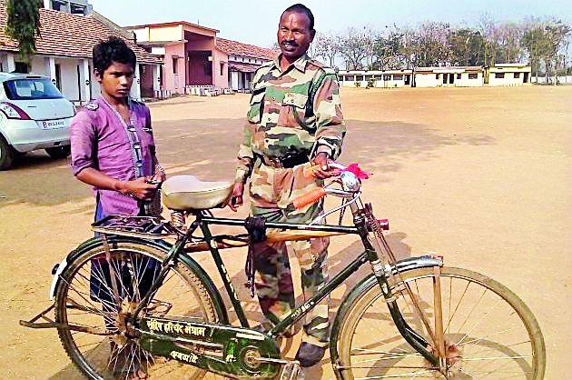 Harichand's struggle to bring children to the stream of education | मुलांना शिक्षणाच्या प्रवाहात आणण्यासाठी हरिचंदची धडपड Harichand's struggle to bring children to the stream of education | मुलांना शिक्षणाच्या प्रवाहात आणण्यासाठी हरिचंदची धडपड