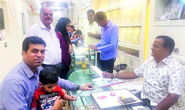 Consumers crowd for buying gold in Dhanteras | धनत्रयोदशीला सोने खरेदीसाठी ग्राहकांची गर्दी