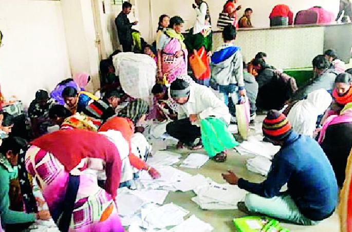 One and a half thousand workers spent the day waiting for the set | संचाच्या प्रतीक्षेत दीड हजार कामगारांनी दिवस घालविला One and a half thousand workers spent the day waiting for the set | संचाच्या प्रतीक्षेत दीड हजार कामगारांनी दिवस घालविला