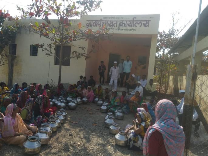 Takho women with empty arms! | रिकामे हंडे घेऊन महिलांचा टाहो! Takho women with empty arms! | रिकामे हंडे घेऊन महिलांचा टाहो!