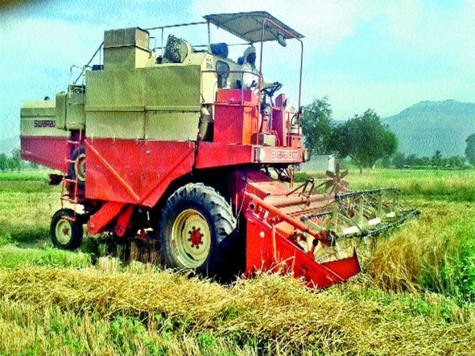 Harvester for wheat harvesting in Khamkhheda area | खामखेडा परिसरात गहू काढणीसाठी हार्वेस्टर दाखल Harvester for wheat harvesting in Khamkhheda area | खामखेडा परिसरात गहू काढणीसाठी हार्वेस्टर दाखल