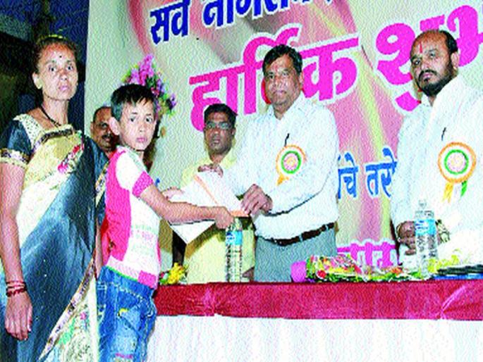 Support for the Chinmukanya: Sinnar's Kamgar Shakti Foundation's initiative; Assistance for the children of 25 workers who lost their parents and helped their children as educational support | चिमुकल्यांना आधार : सिन्नरच्या कामगार शक्ती फाउण्डेशनचा उपक्रम; शैक्षणिक मदत म्हणून प्रत्येकी अडीच हजारांची मदत पितृछत्र हरपलेल्या २५ कामगारांच्या पाल्यांना मदतीचा हात