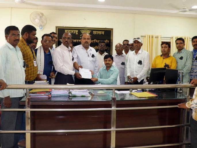 Hingoli black ribbon bands strapped off movement | हिंगोलीत काळ्या फिती बांधून लेखणी बंद आंदोलन Hingoli black ribbon bands strapped off movement | हिंगोलीत काळ्या फिती बांधून लेखणी बंद आंदोलन