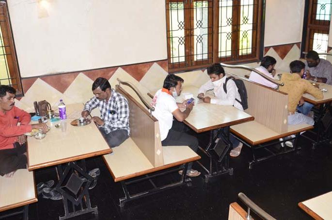 App instead of menu card on table; Eaters Register and Digital Payment | टेबलावरील मेनूकार्डऐवजी अॅप; खवैय्यांची नोंद अन् डिजिटल पेमेंट App instead of menu card on table; Eaters Register and Digital Payment | टेबलावरील मेनूकार्डऐवजी अॅप; खवैय्यांची नोंद अन् डिजिटल पेमेंट