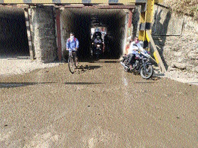 Construction water on the road, ponds under the bridge | बांधकामाचे पाणी रस्त्यावर, पुलाखाली साचले तळे Construction water on the road, ponds under the bridge | बांधकामाचे पाणी रस्त्यावर, पुलाखाली साचले तळे