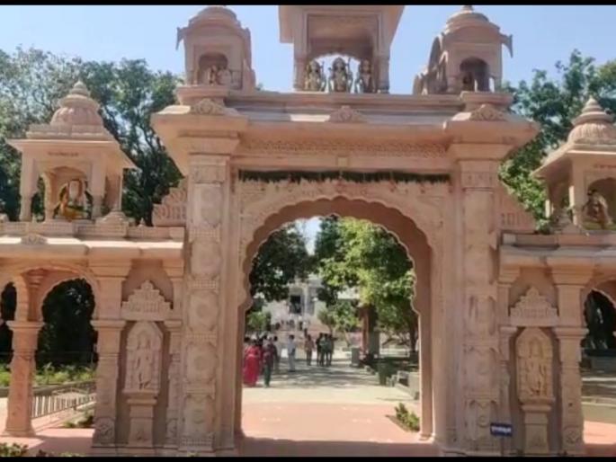 Crowd of devotees at Pampa Sarovar on the day of Gajanan Maharaj's revelation | गजानन महाराज प्रकटदिनी पंपा सरोवरला भाविकांची गर्दी Crowd of devotees at Pampa Sarovar on the day of Gajanan Maharaj's revelation | गजानन महाराज प्रकटदिनी पंपा सरोवरला भाविकांची गर्दी