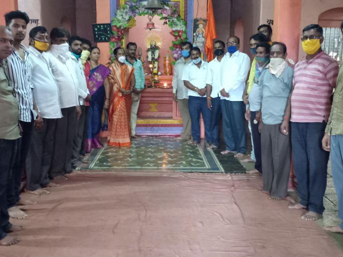 Devotees worship idols at Shriram Temple at Surgana | सुरगाणा येथे श्रीराम मंदिरात भाविकांनी केले मूर्ती पुजन