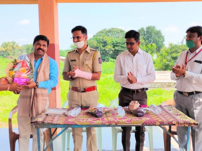 The teachers of Vanarwadi honored the teachers | वनारवाडी ग्रामस्थांनी केला शिक्षकांचा सन्मान