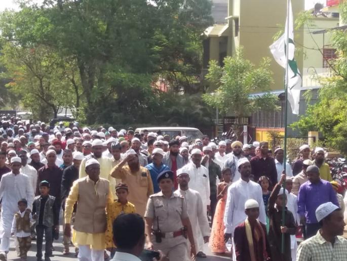 Ramzan Id in Satara district, Muslims pray for rain by the brothers | सातारा जिल्ह्यात रमजान ईद, मुस्लीम बांधवांनी पावसासाठी केली प्रार्थना
