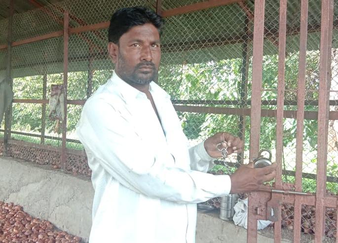 Steal an onion on a sheep kiln | भेळ भत्त्यावर ताव मारून ४० गोणी कांद्याची चोरी Steal an onion on a sheep kiln | भेळ भत्त्यावर ताव मारून ४० गोणी कांद्याची चोरी