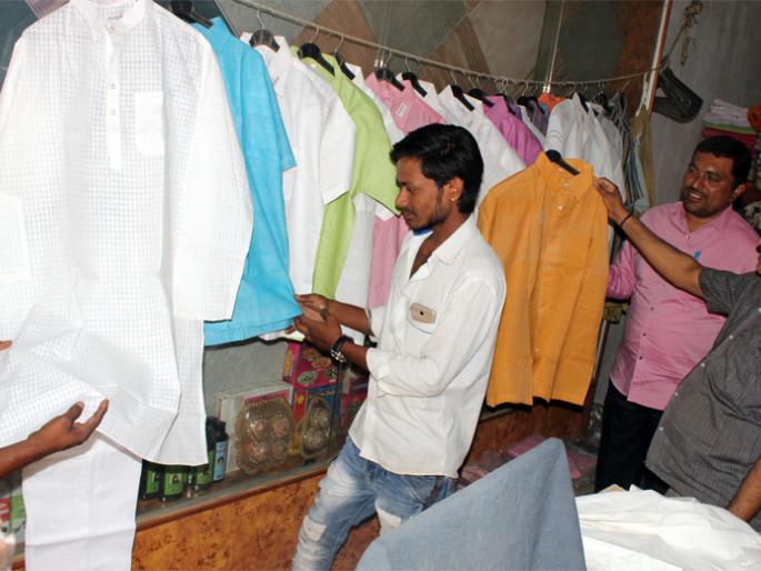 Neighborhood shirts, crowds for purchasing trousers | नेहरु शर्ट, ट्राऊझर खरेदीसाठी गर्दी Neighborhood shirts, crowds for purchasing trousers | नेहरु शर्ट, ट्राऊझर खरेदीसाठी गर्दी