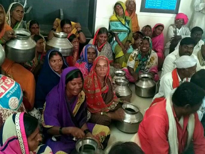 Women strain on Ghansaswangi tehsil | महिलांचा घनसावंगी तहसीलवर ठिय्या... Women strain on Ghansaswangi tehsil | महिलांचा घनसावंगी तहसीलवर ठिय्या...