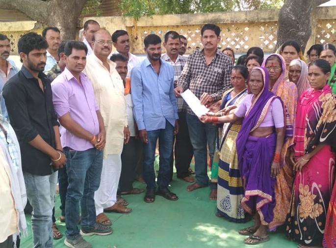 Women's agitation at the Gram Panchayat office | ग्रामपंचायत कार्यालयावर महिलांचा ठिय्या Women's agitation at the Gram Panchayat office | ग्रामपंचायत कार्यालयावर महिलांचा ठिय्या