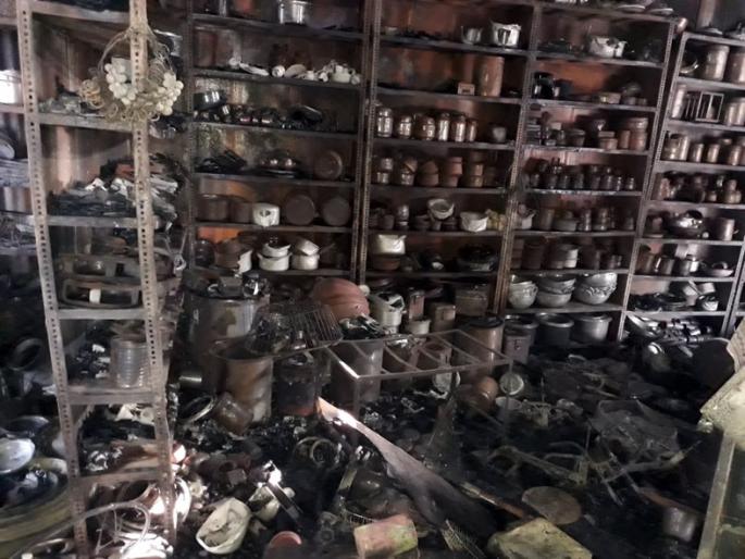 Three shops burnt to the fire ..! | तीन दुकाने आगीत जळून भस्मसात..! Three shops burnt to the fire ..! | तीन दुकाने आगीत जळून भस्मसात..!