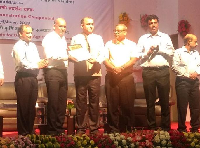 Honored by the Best Science Center for "Nicra KVK" | कृषी विज्ञान केंद्राचा सर्वोत्कृष्ट ‘निक्रा केव्हीके’ पुरस्काराने सन्मान Honored by the Best Science Center for "Nicra KVK" | कृषी विज्ञान केंद्राचा सर्वोत्कृष्ट ‘निक्रा केव्हीके’ पुरस्काराने सन्मान