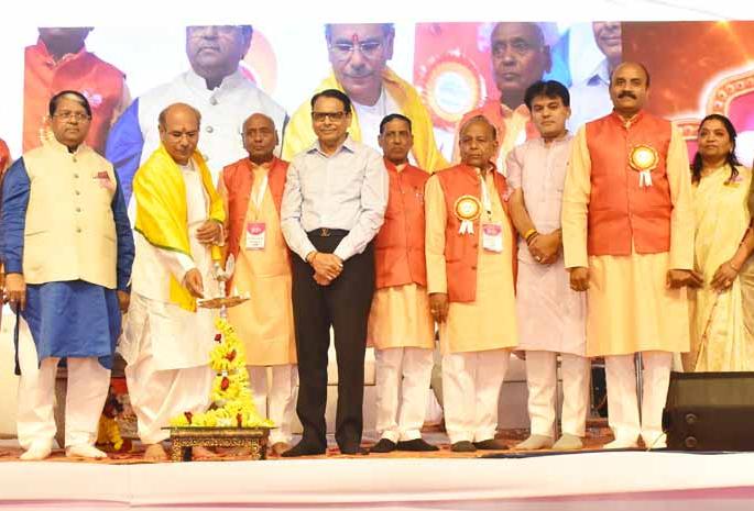 The need to practice humanity in the battle for life | जीवनाच्या लढाईत माणुसकीचा धर्म जपण्याची गरज The need to practice humanity in the battle for life | जीवनाच्या लढाईत माणुसकीचा धर्म जपण्याची गरज