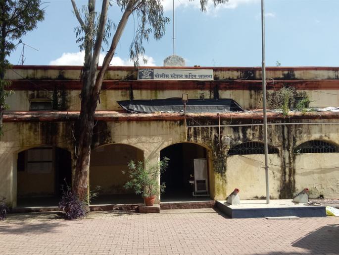 Ridiculous officers of the construction department, the lives of the employees | बांधकाम विभागाचे दुर्लक्ष अधिकारी, कर्मचाऱ्यांच्या जिवावर Ridiculous officers of the construction department, the lives of the employees | बांधकाम विभागाचे दुर्लक्ष अधिकारी, कर्मचाऱ्यांच्या जिवावर