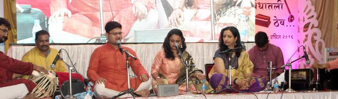 Listeners impressed by devotional songs | अभंग, भाव आणि भक्तिगीतांनी रसिक भारावले Listeners impressed by devotional songs | अभंग, भाव आणि भक्तिगीतांनी रसिक भारावले