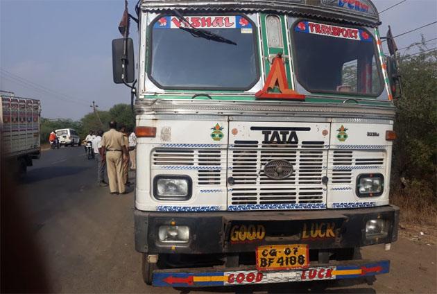 One killed and three injured in a truck crash near Chandanzira | चंदनझिऱ्याजवळ ट्रकच्या धडकेत एक ठार तर तिघे जण जखमी One killed and three injured in a truck crash near Chandanzira | चंदनझिऱ्याजवळ ट्रकच्या धडकेत एक ठार तर तिघे जण जखमी