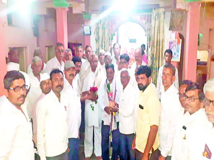 Felicitating the benefits of crop insurance to 13 thousand farmers | १३ हजार शेतकऱ्यांना पीक विम्याचा लाभ मिळवून देणाºयांचा सत्कार Felicitating the benefits of crop insurance to 13 thousand farmers | १३ हजार शेतकऱ्यांना पीक विम्याचा लाभ मिळवून देणाºयांचा सत्कार