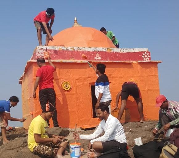 The colorful color of the temple at Kalsubai peak | कळसूबाई शिखरावरील मंदिराची केली रंगरंगोटी The colorful color of the temple at Kalsubai peak | कळसूबाई शिखरावरील मंदिराची केली रंगरंगोटी