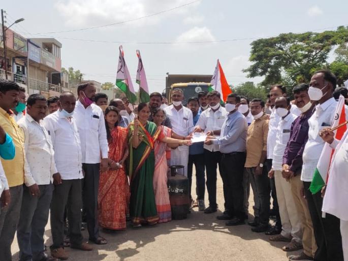 Stop the NCP's report against inflation | महागाईविरोधात राष्ट्रवादीचा कळवणला रास्ता रोको Stop the NCP's report against inflation | महागाईविरोधात राष्ट्रवादीचा कळवणला रास्ता रोको