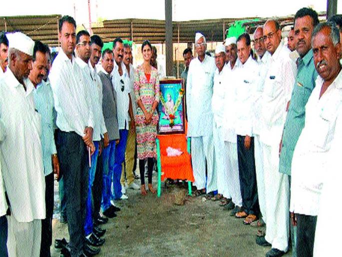 Farmers' spontaneous response to the launch of white-yellowed onion purchase: On the first day 9 00 grains arrived | पांढुर्लीत कांदा खरेदी लिलावाचा शुभारंभ शेतकऱ्यांचा उत्स्फूर्त प्रतिसाद : पहिल्याच दिवशी ९०० गोण्यांची आवक Farmers' spontaneous response to the launch of white-yellowed onion purchase: On the first day 9 00 grains arrived | पांढुर्लीत कांदा खरेदी लिलावाचा शुभारंभ शेतकऱ्यांचा उत्स्फूर्त प्रतिसाद : पहिल्याच दिवशी ९०० गोण्यांची आवक