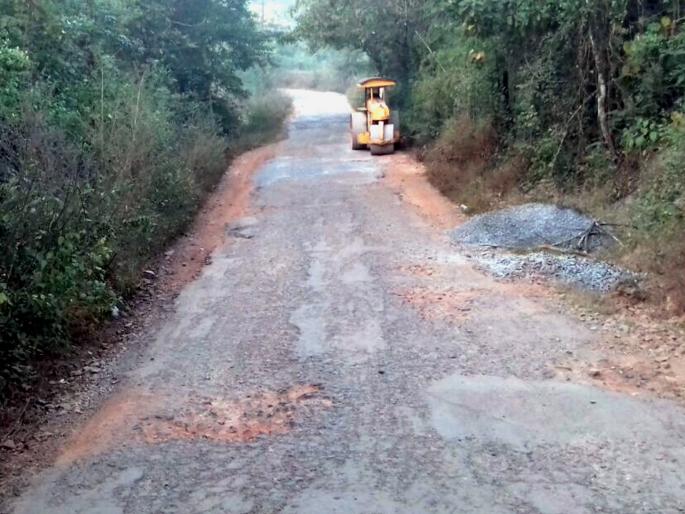 Asphalt deficiency, potholes more, Sindhudurg district's vacillation status, construction department merchants | डांबर कमी, खड्डे जास्त, सिन्धुदुर्गं जिल्ह्यातील विलवडेतील स्थिती, बांधकाम विभाग ठेकेदारावर मेहरबान