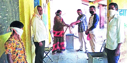 Distribution of food grains to students at Kharde Primary School | खर्डे प्राथमिक शाळेत विद्यार्थ्यांना धान्य वाटप Distribution of food grains to students at Kharde Primary School | खर्डे प्राथमिक शाळेत विद्यार्थ्यांना धान्य वाटप