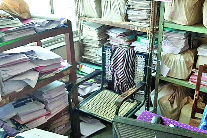 Sting Operation: Employees remain missing despite two days of vacation! | Sting Operation : दोन दिवस सुटी मिळूनही कर्मचारी राहतात गायब! Sting Operation: Employees remain missing despite two days of vacation! | Sting Operation : दोन दिवस सुटी मिळूनही कर्मचारी राहतात गायब!