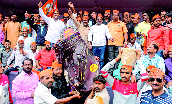 Juggling if given reservation; Otherwise 'Kolhapuri'; The saffron storm in Dasari Chowk in Kolhapur | आरक्षण दिले तर गूळ; नाही तर ‘कोल्हापुरी’; कोल्हापूरच्या दसरा चौकात भगवे वादळ Juggling if given reservation; Otherwise 'Kolhapuri'; The saffron storm in Dasari Chowk in Kolhapur | आरक्षण दिले तर गूळ; नाही तर ‘कोल्हापुरी’; कोल्हापूरच्या दसरा चौकात भगवे वादळ