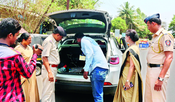 In Kolhapur, 3 thousand vehicles are inspected every day | कोल्हापुरात दिवसाला ३ हजार वाहनांची तपासणी In Kolhapur, 3 thousand vehicles are inspected every day | कोल्हापुरात दिवसाला ३ हजार वाहनांची तपासणी