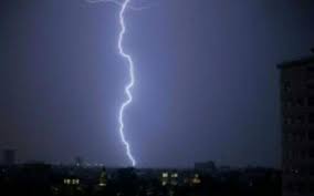 Lightning kills a woman seriously | वीज पडून महिला ठार एक गंभीर Lightning kills a woman seriously | वीज पडून महिला ठार एक गंभीर