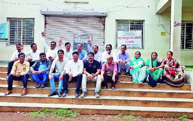 Malegavi Revenue Staff Ended | मालेगावी महसूल कर्मचाऱ्यांचा संप Malegavi Revenue Staff Ended | मालेगावी महसूल कर्मचाऱ्यांचा संप