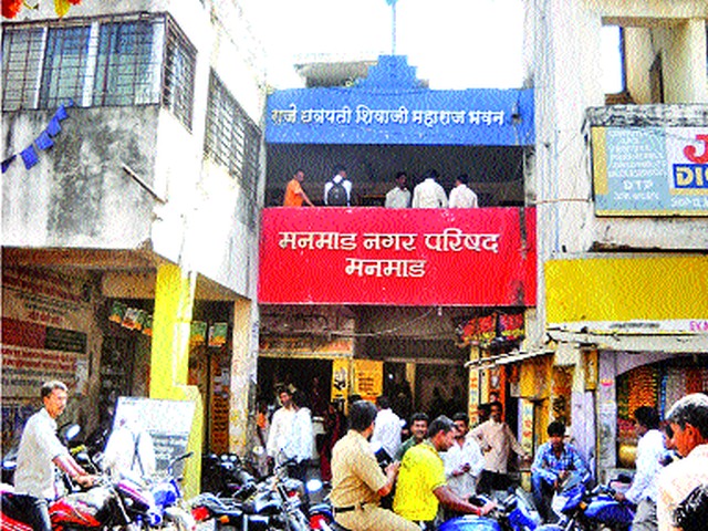 One and a half crore hit due to tax collection fatigue | करवसुली थकल्याने दीड कोटीचा फटका One and a half crore hit due to tax collection fatigue | करवसुली थकल्याने दीड कोटीचा फटका