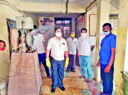 Spraying machine on machine in person | लिकेत व्यक्तीवर मशीनद्वारे फवारणी Spraying machine on machine in person | लिकेत व्यक्तीवर मशीनद्वारे फवारणी