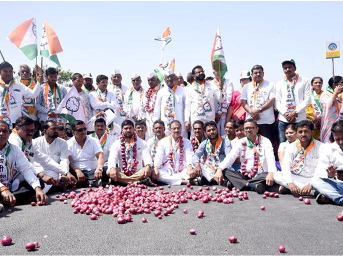 NCP blocked highway to Chandwad | चांदवडला राष्ट्रवादीने रोखला महामार्ग NCP blocked highway to Chandwad | चांदवडला राष्ट्रवादीने रोखला महामार्ग