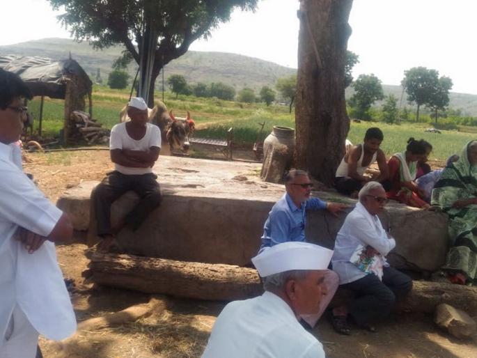 Satyashodhak Yuva Sabha conducts study tour in drought-prone areas | सत्यशोधक युवा सभेतर्फे दुष्काळी भागात अभ्यास दौरा Satyashodhak Yuva Sabha conducts study tour in drought-prone areas | सत्यशोधक युवा सभेतर्फे दुष्काळी भागात अभ्यास दौरा