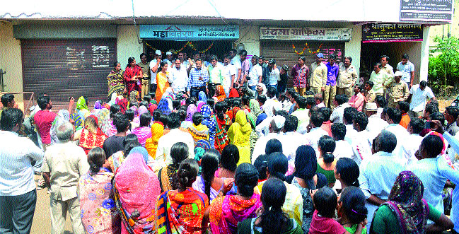 The officials of the MSEDCL were called off | महावितरणच्या अधिकाºयांना डांबले The officials of the MSEDCL were called off | महावितरणच्या अधिकाºयांना डांबले