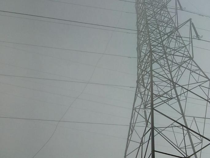 Due to the thick fog in Kolhapur district, obstruction of technical difficulties, power supply | कोल्हापूर जिल्ह्यात दाट धुके पसरल्याने तांत्रिक बिघाड, वीजपुरवठ्यात व्यत्यय Due to the thick fog in Kolhapur district, obstruction of technical difficulties, power supply | कोल्हापूर जिल्ह्यात दाट धुके पसरल्याने तांत्रिक बिघाड, वीजपुरवठ्यात व्यत्यय