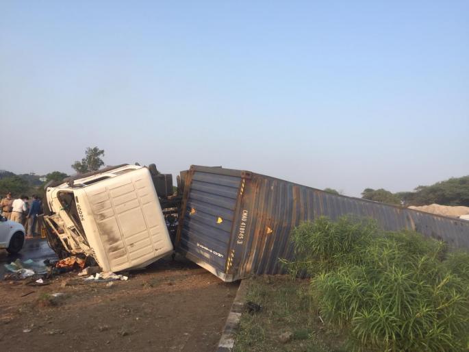The loaded container collided with the car; Put time on three teachers | भरधाव कंटेनर कारवर आदळला; तीन शिक्षकांवर काळाचा घाला The loaded container collided with the car; Put time on three teachers | भरधाव कंटेनर कारवर आदळला; तीन शिक्षकांवर काळाचा घाला