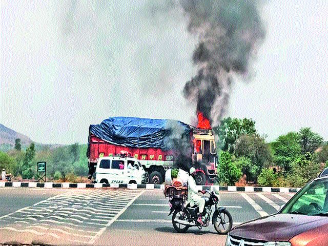 Triple accidents near Mundhegaon | मुंढेगावजवळ तिहेरी अपघात