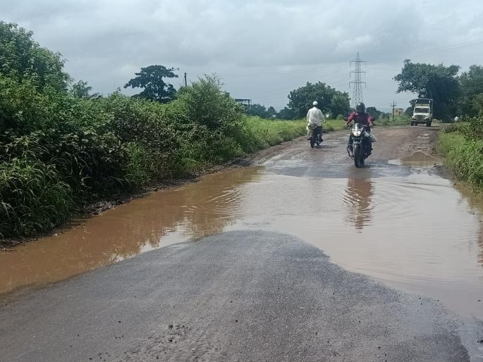 Poor condition of roads in northern part of Sinnar taluka | सिन्नर तालुक्याच्या उत्तर भागातील रस्त्यांची देखभाली अभावी दुरवस्था